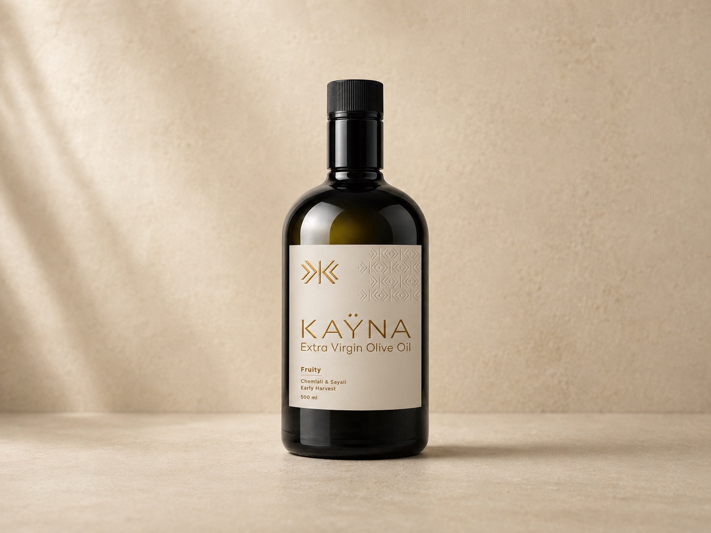 KAŸNA Fruity — huile d'olive extra vierge, assemblage Chemlali & Sayali, bouteille ivoire chaud