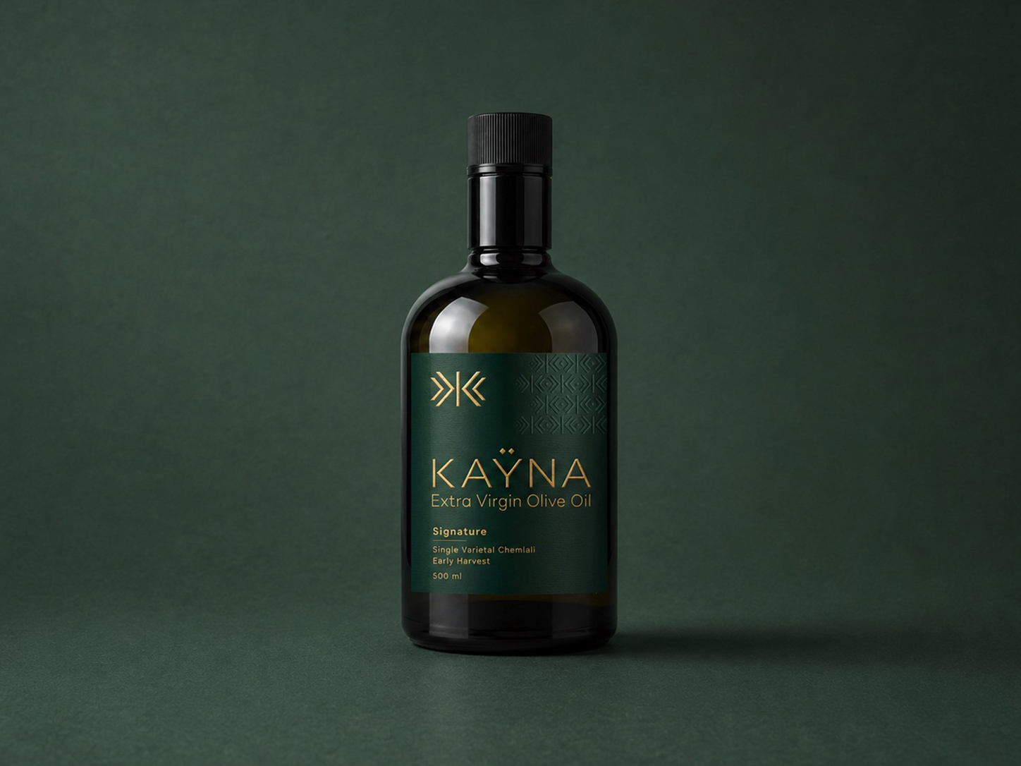 KAŸNA Signature — huile d'olive extra vierge, Single Varietal Chemlali, bouteille à l'étiquette vert profond
