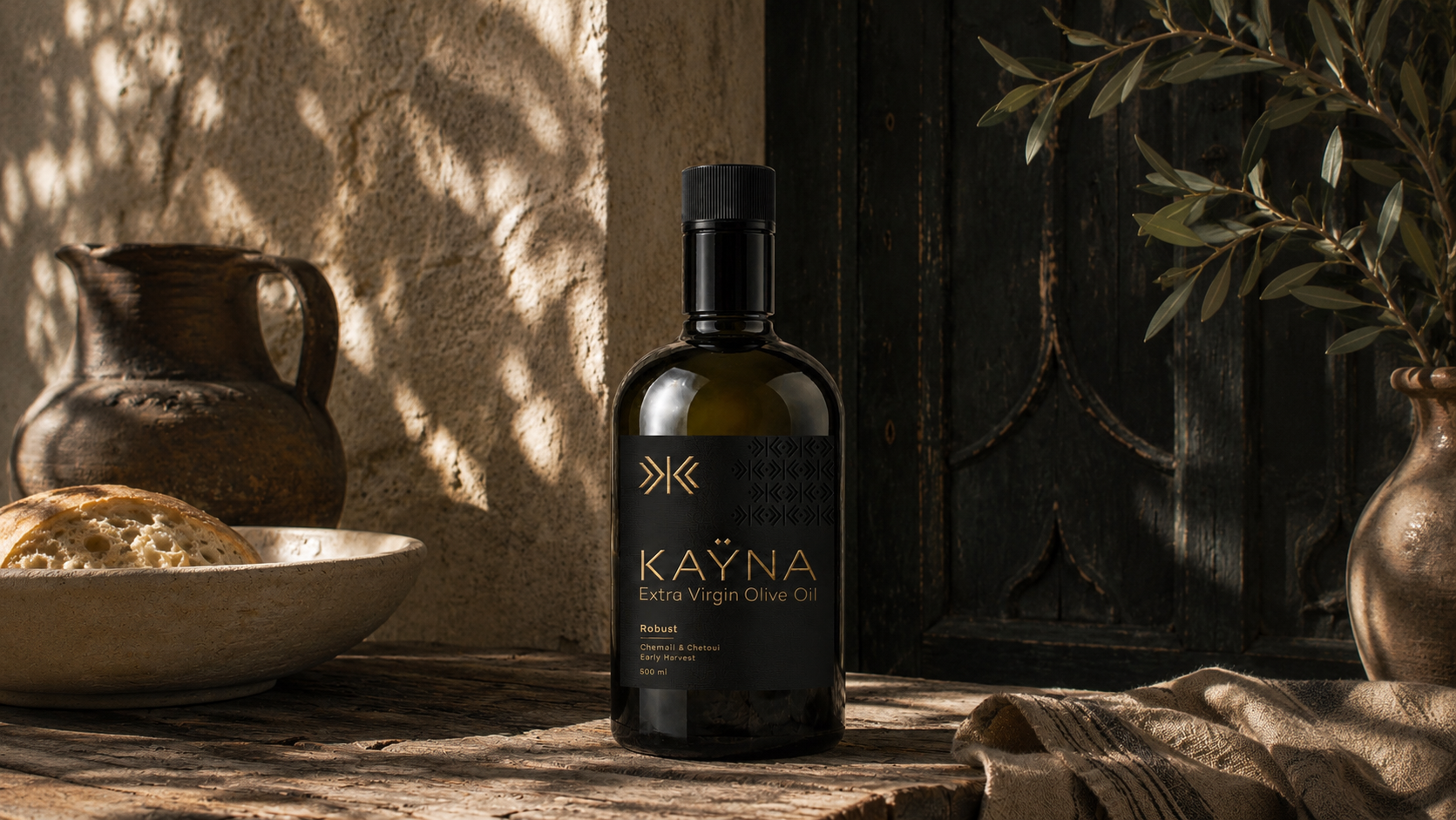 Bouteille KAŸNA Robust sur une table en bois, dans un clair-obscur chaleureux
